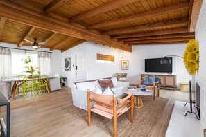 Smart-TV, Kamin, Bücher