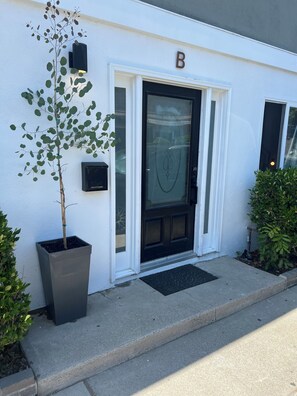 Exterior detail - Stunning townhome in perfect West Newport location. 1 minute walk to beach. (Newport Beach)