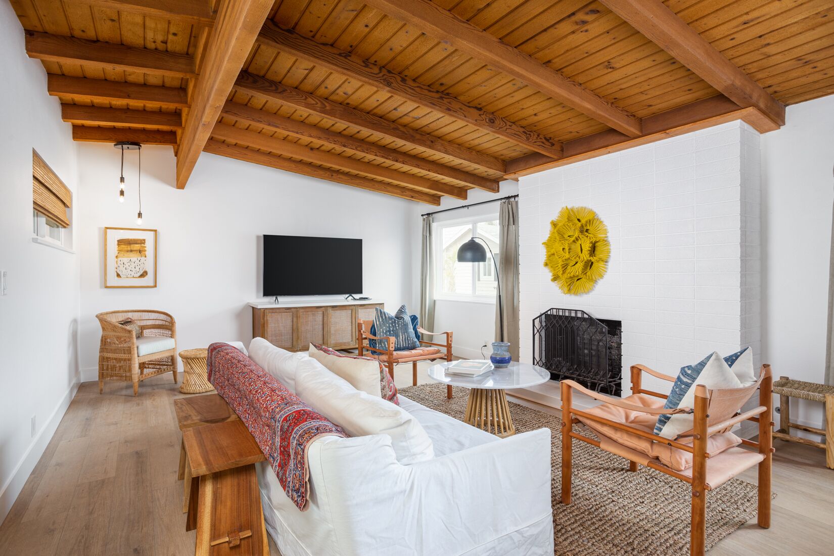 TV connectée, cheminée, livres