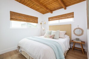 4 chambres, bureau, fer et planche à repasser, lit parapluie