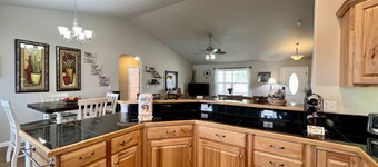 Sweet Retreat - Cozy Home!