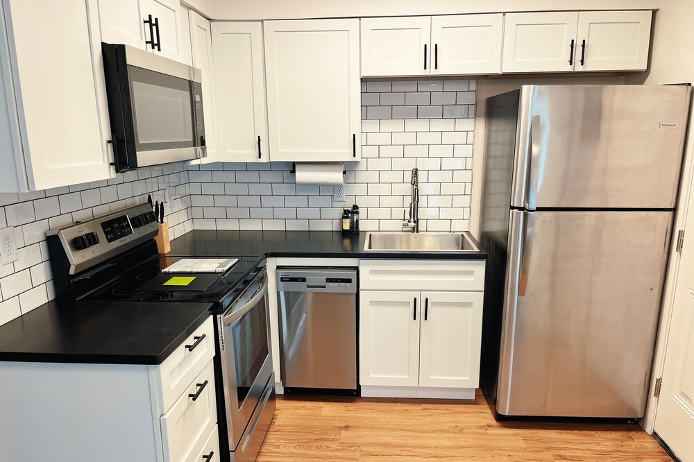 Suite Escape | Downtown Retreat w/ Free Parking