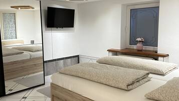 2 bedrooms, travel crib, bed sheets