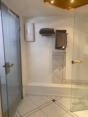 Douche, serviettes fournies, savon, shampoing