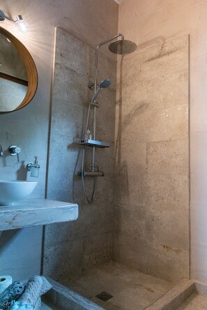 Douche, sèche-cheveux, serviettes fournies, savon