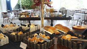 Free daily buffet breakfast - Pousada Villa do Sossego (Lindoia)