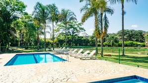 Indoor pool, outdoor pool, pool umbrellas, sun loungers - Pousada Villa do Sossego (Lindoia)