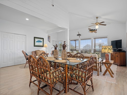 Sundowner by Miss Kitty’s