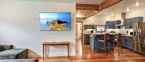 グランド ハウス | リビング エリア | 65 インチのテレビ (デジタル放送視聴可)、ストリーミングサービス