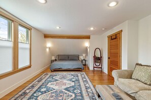 3 habitaciones, escritorio y espacio para trabajar con laptop 