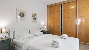 2 slaapkamers, een strijkplank/strijkijzer, gratis wifi, beddengoed