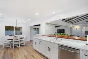Fridge, microwave, oven, stovetop - Reseda Luxurious Family Getaway Pets Friendly Unique Home (Los Angeles)