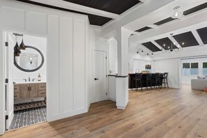 Interior - Reseda Luxurious Family Getaway Pets Friendly Unique Home (Los Angeles)