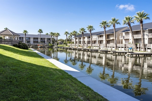 Condo (3 Bedrooms) | Property amenity