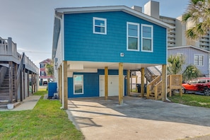 Exterior - 'Below Deck' Beach House: Walk to the Ocean! (Surfside Beach)