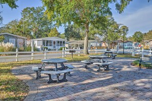 Outdoor dining - 'Below Deck' Beach House: Walk to the Ocean! (Surfside Beach)