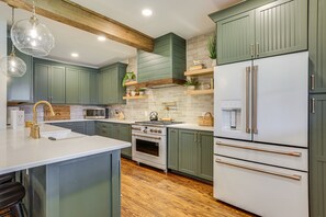 Réfrigérateur, micro-ondes, plaque de cuisson, lave-vaisselle