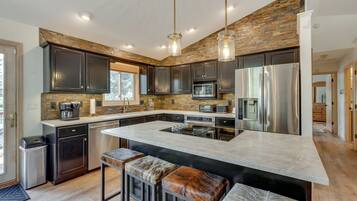 Fridge, microwave, stovetop, dishwasher