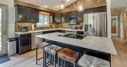 Angel Fire Rental Cabin w/ Hot Tub & Mountain View