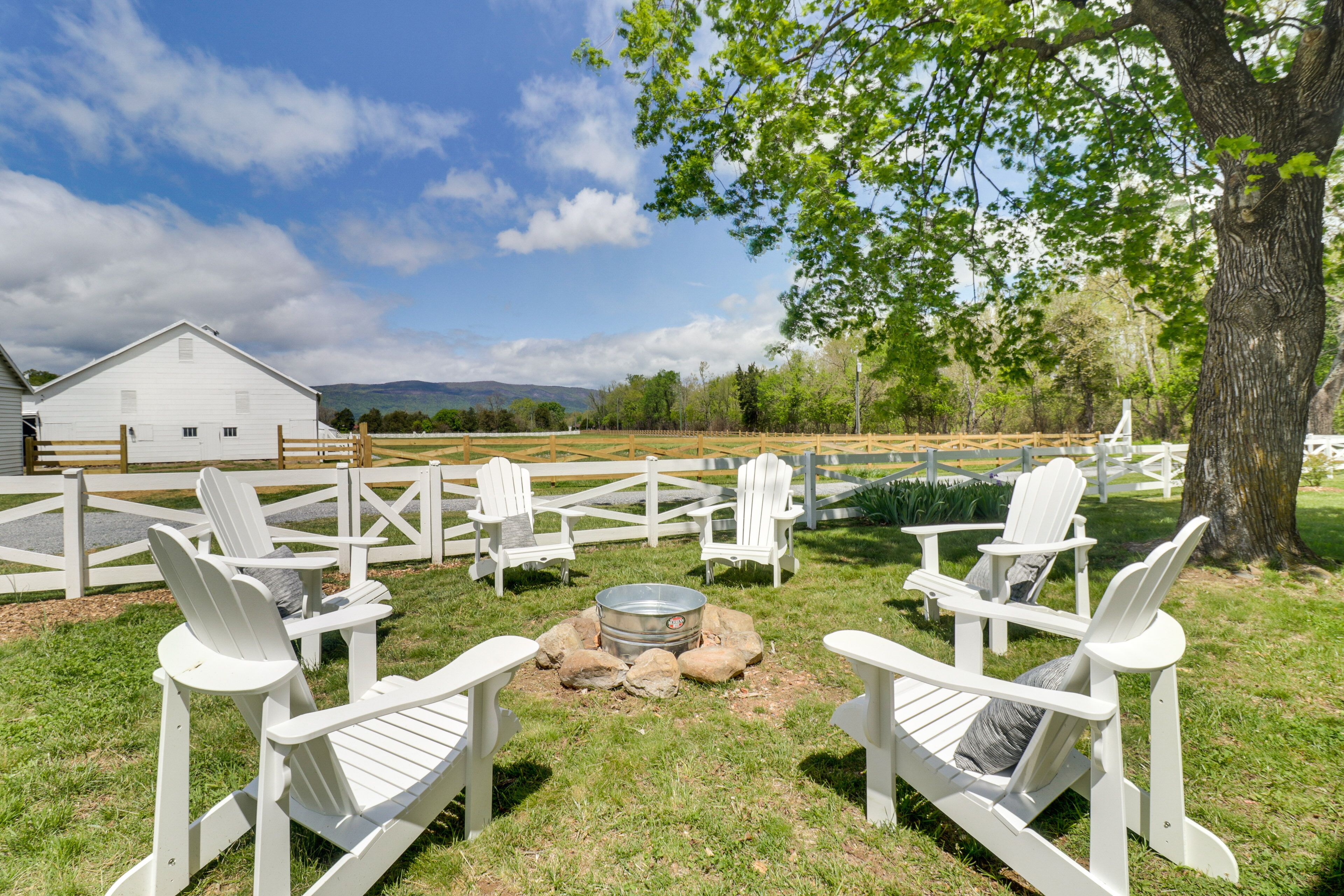 Quiet Farmhouse on 77 Acres Near Shenandoah River!