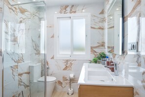 Doccia, vasca idromassaggio, asciugacapelli, bidet