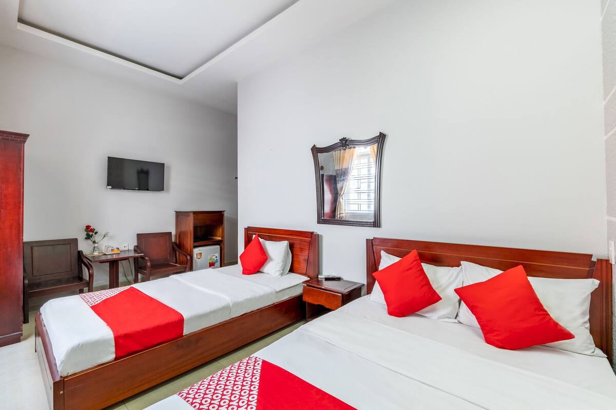 1 habitación, escritorio y espacio para trabajar con laptop