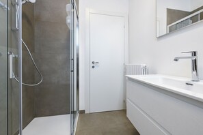 Dusche, Haartrockner, Bidet, Handtücher