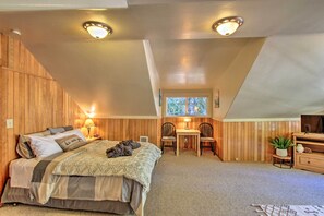 Une chambre à coucher avec un lit, un bureau, une chaise et une fenêtre.