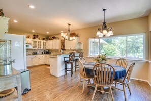 House (5 Bedrooms) | Interior