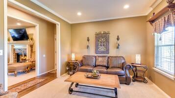 House (5 Bedrooms) | Interior