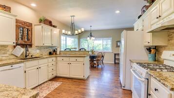 House (5 Bedrooms) | Interior