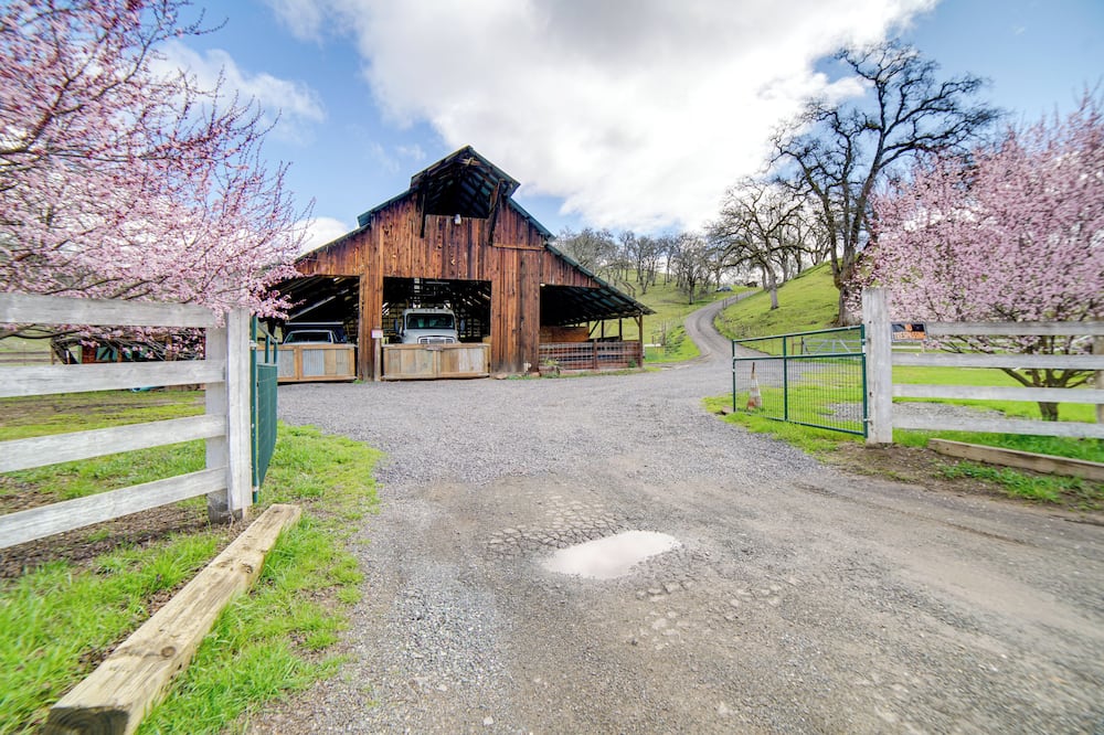 30-acre Witter Springs Ranch w/ Barn & Views! - Lake Pillsbury, CA