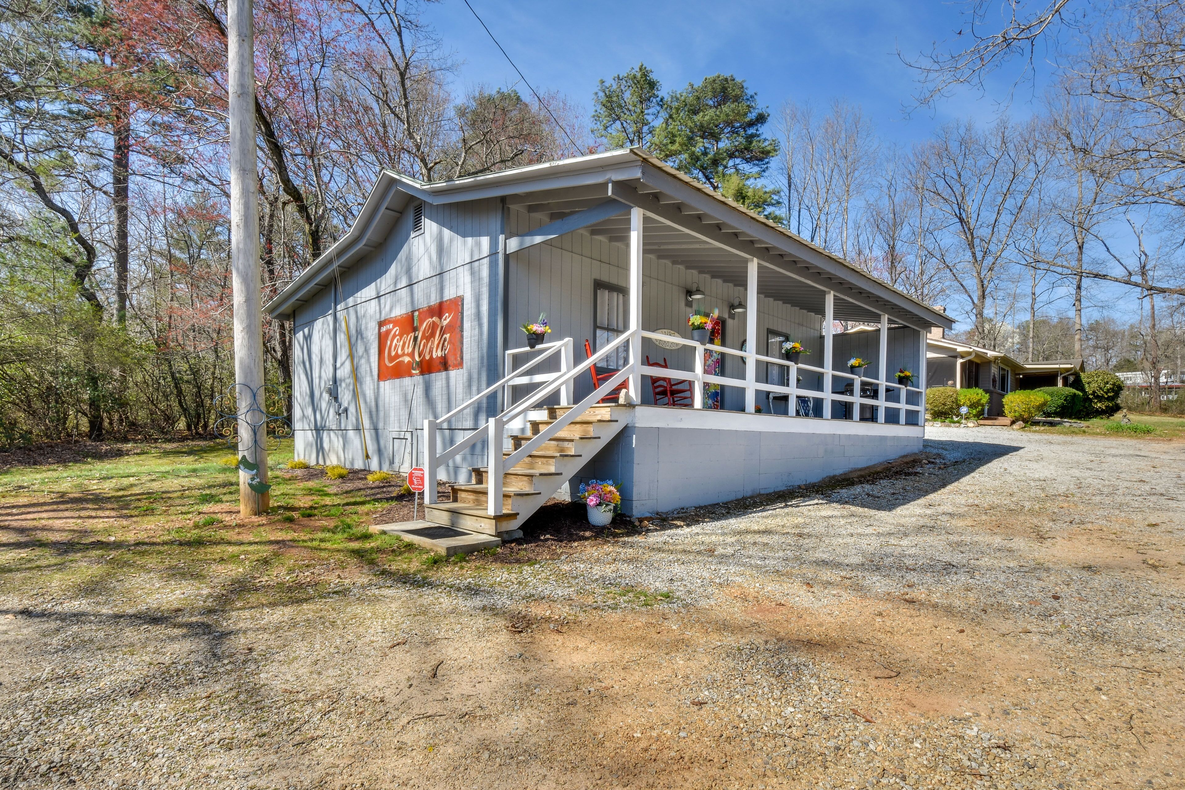 Artsy Otto Cottage w/ Porch & Rocking Chairs!