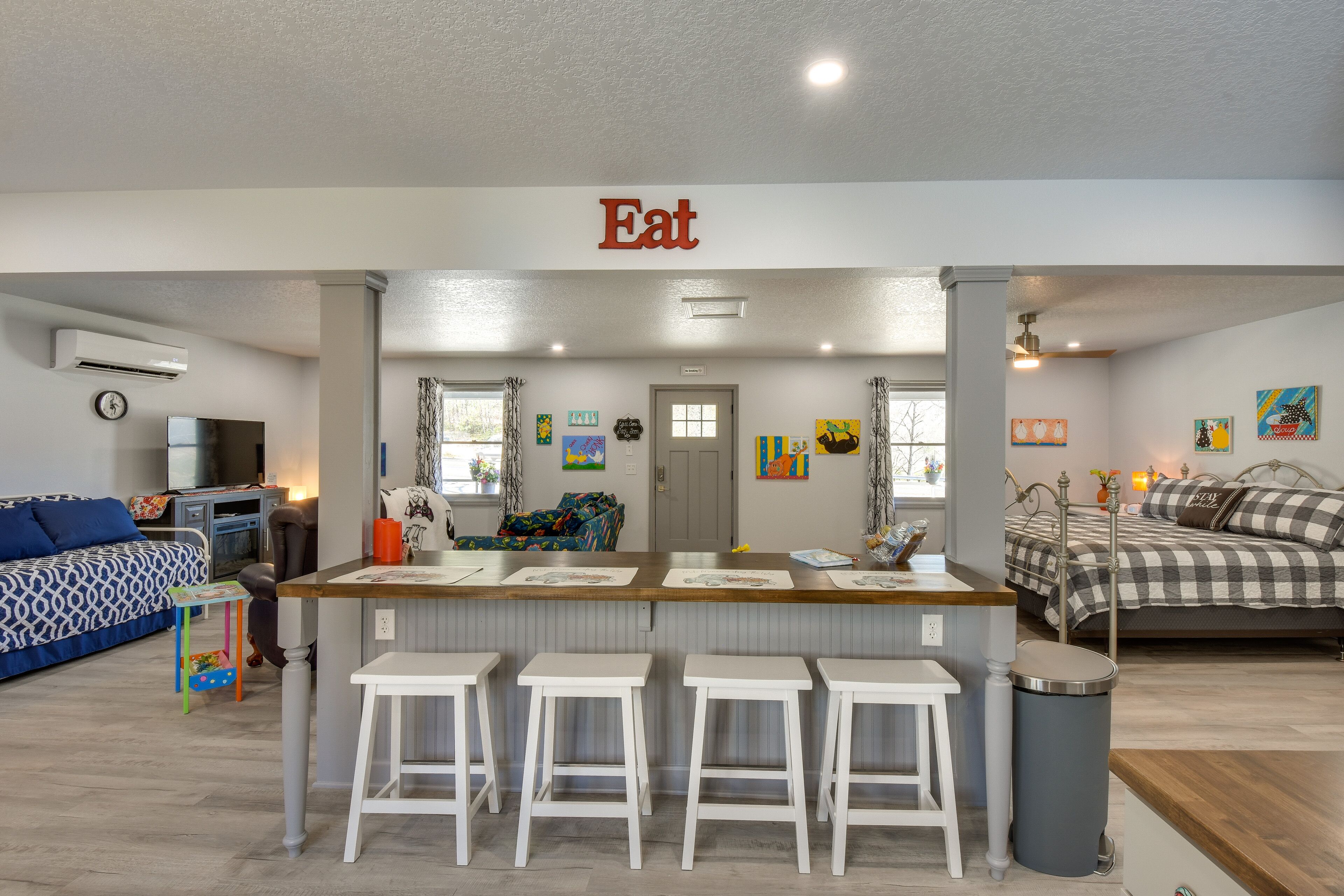 Artsy Otto Cottage w/ Porch & Rocking Chairs!