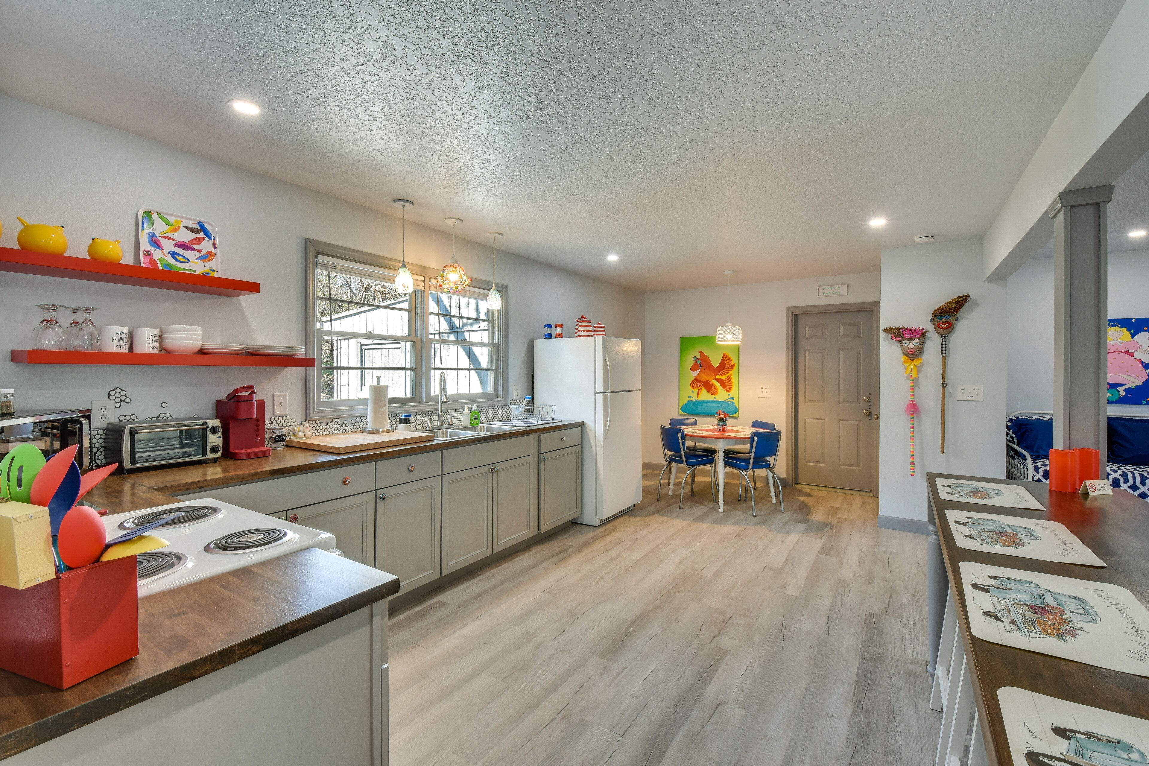 Artsy Otto Cottage w/ Porch & Rocking Chairs!