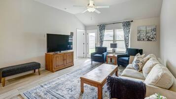 House (3 Bedrooms) | Living area | TV