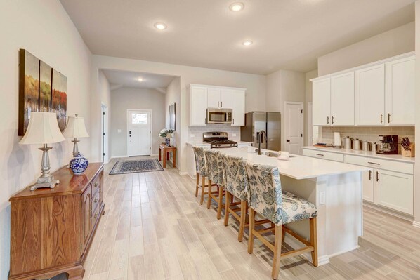 Huis (3 Bedrooms) | Privékeuken | Een microgolfoven, een oven, een kookplaat, een vaatwasser