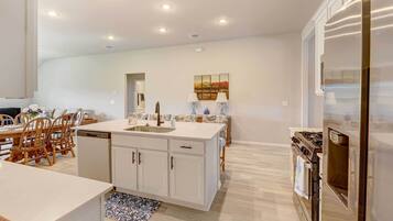 Nhà (3 Bedrooms) | Bếp riêng | Lò vi sóng, lò nướng, bếp nấu, máy rửa bát