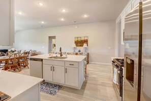 Huis (3 Bedrooms) | Privékeuken | Een microgolfoven, een oven, een kookplaat, een vaatwasser