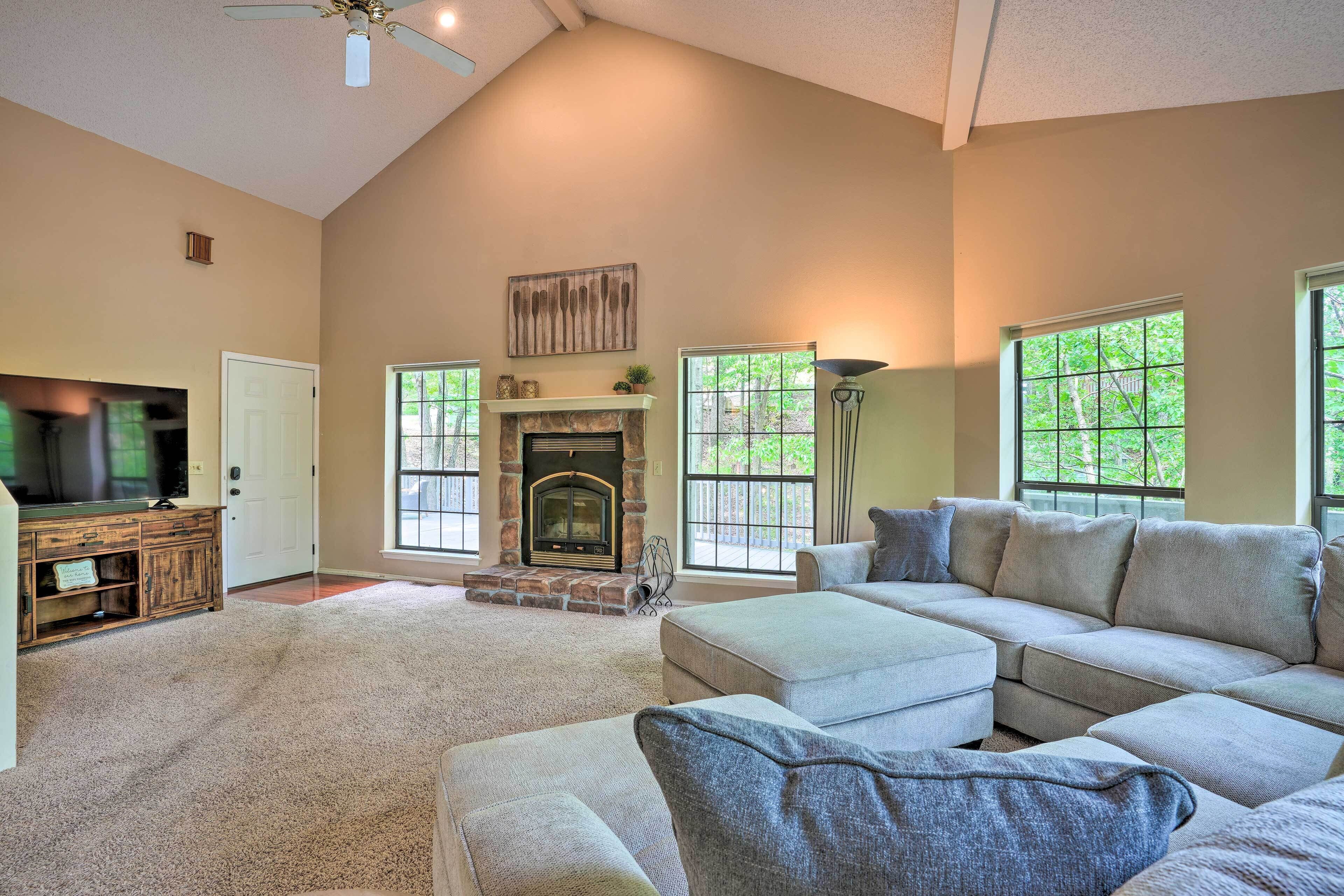 Beaver Lake Retreat w/ Deck & Private Hot Tub