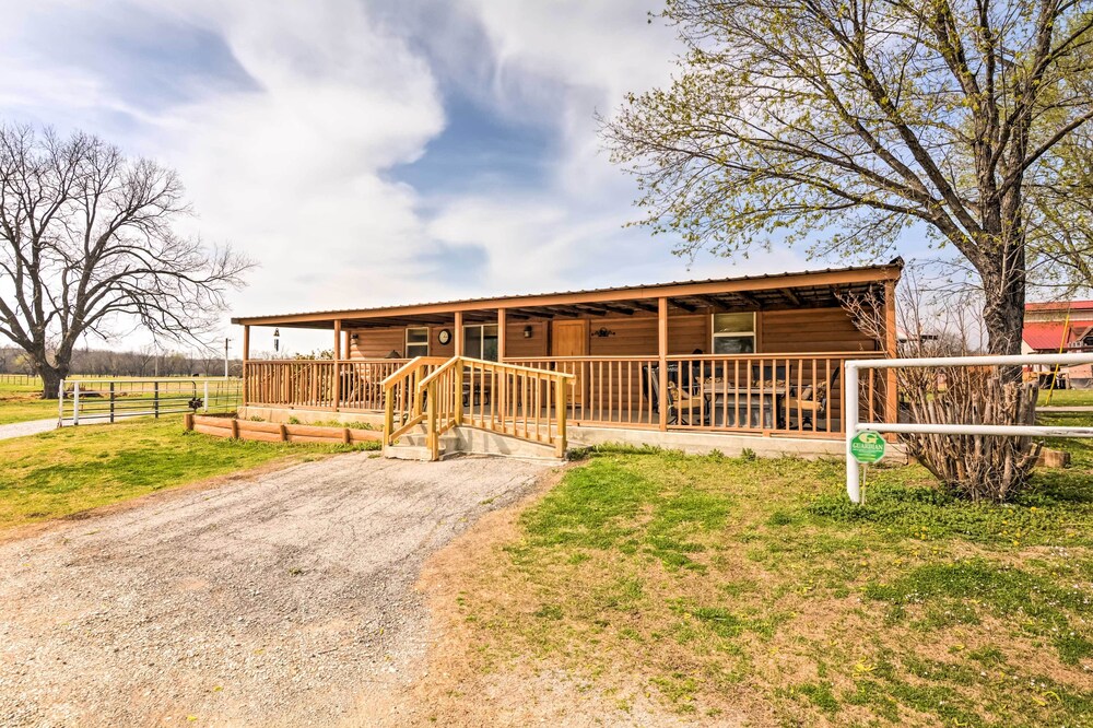 Bartlesville Cabin w/ Pool, Hot Tub & Trampoline!
