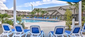 'blue Sky Get-a-way' Townhome w/ Patio, Grill