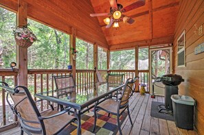 Outdoor dining - Branson West Resort-style Cabin Rental w/ Porch! (Branson West)