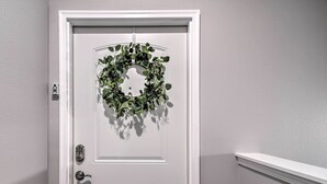 A white door with a wreath and a keypad lock. - 4BR Sleeps 10 Game Room 4 Mi to SDC (Branson)