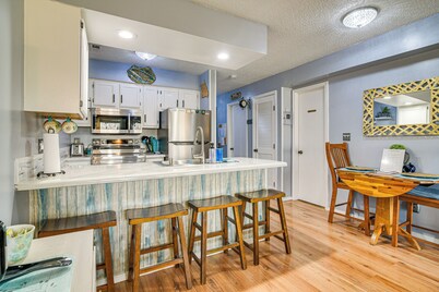 Condo 2 Mi to Silver Dollar City: Relax Fireside!