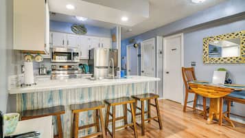 Apartment (2 Bedrooms) | Private kitchen | Microwave, oven, stovetop, high chair