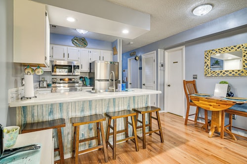 Condo 2 Mi to Silver Dollar City: Relax Fireside!