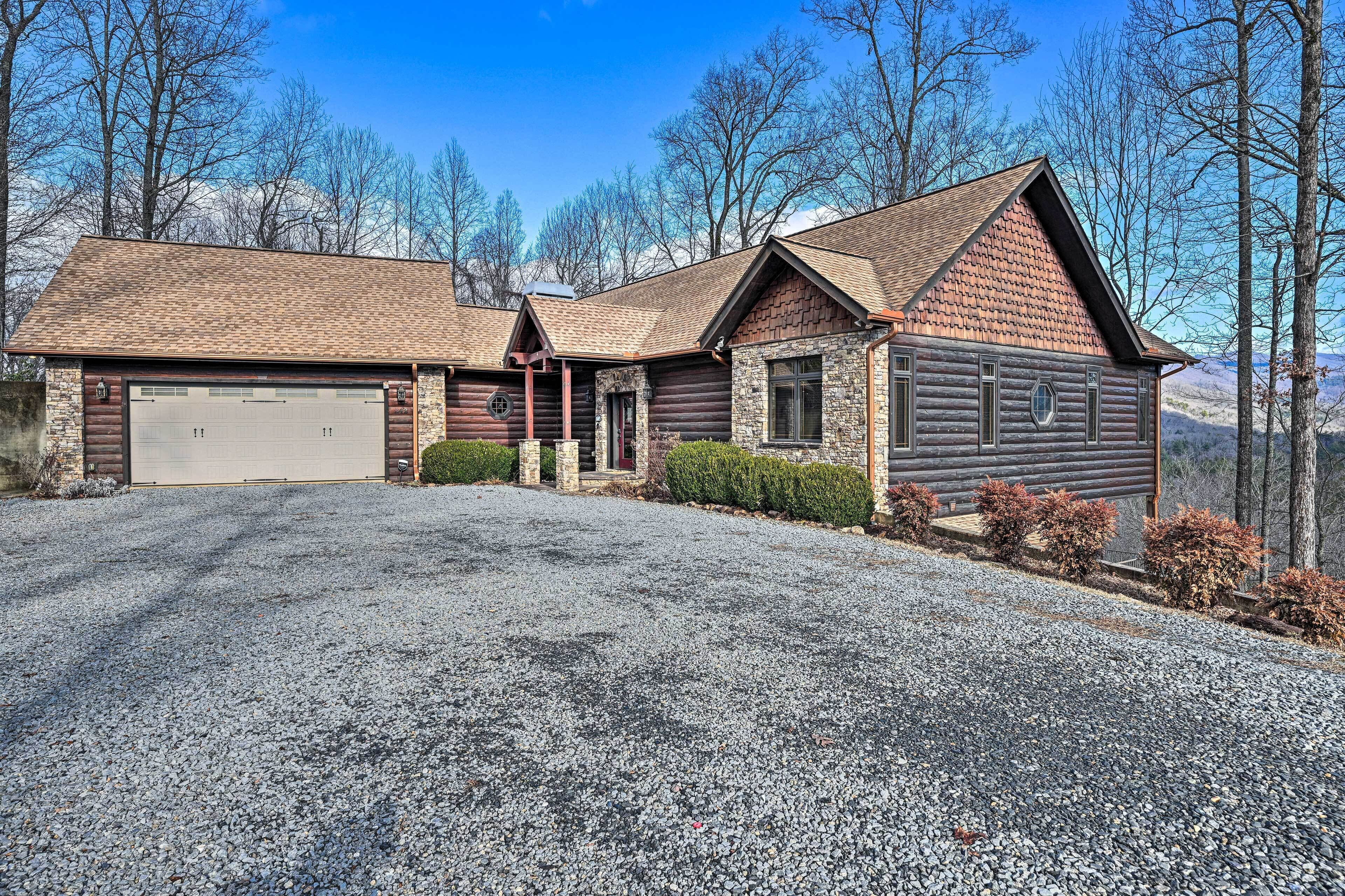 Brasstown Cabin Getaway: Decks & Mtn Views!