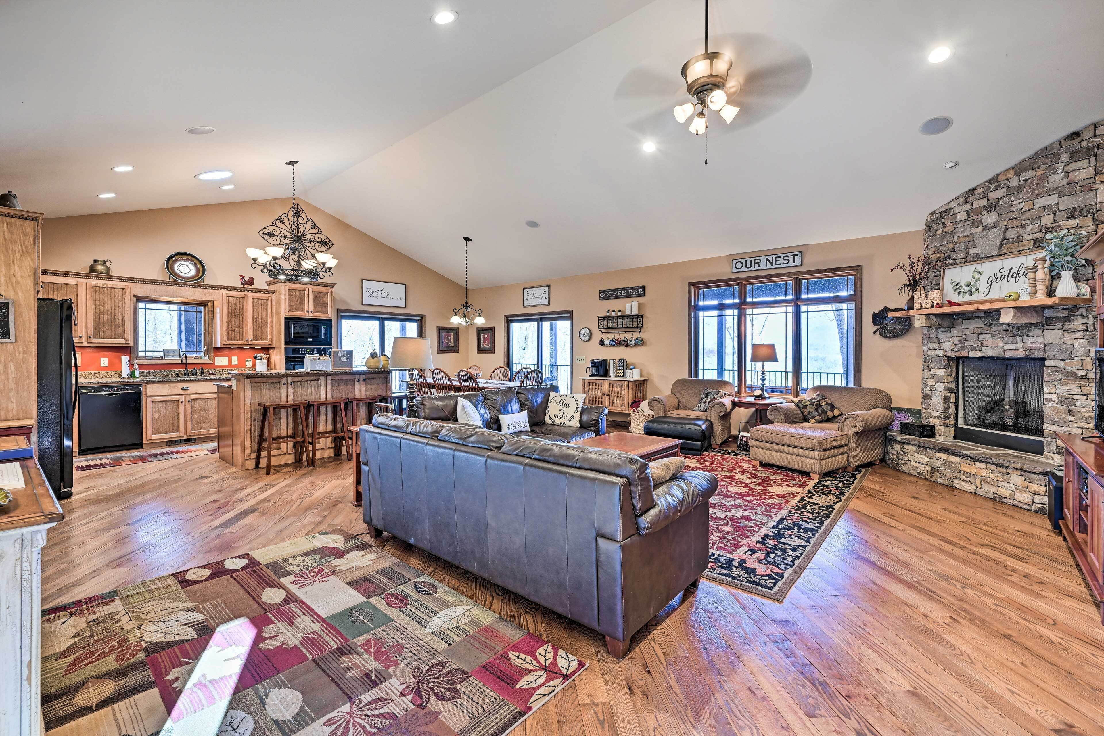 Brasstown Cabin Getaway: Decks & Mtn Views!