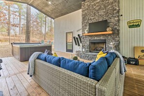 Interior - Broken Bow Cabin: Luxe Outdoor Area & Hot Tub (Broken Bow)